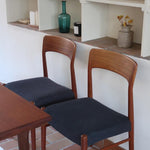 4 chaises scandinaves vintage en teck et tissu noir – style Farstrup