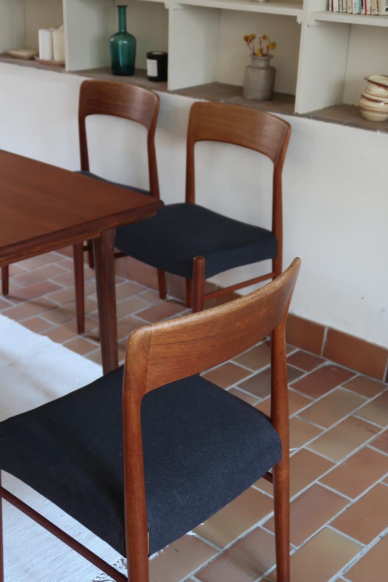 4 chaises scandinaves vintage en teck et tissu noir – style Farstrup