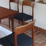 4 chaises scandinaves vintage en teck et tissu noir – style Farstrup