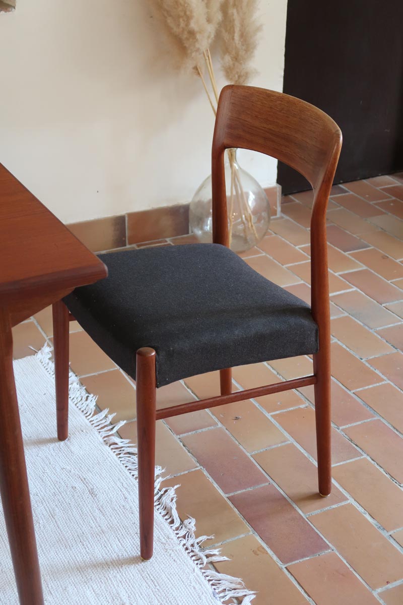 4 chaises scandinaves vintage en teck et tissu noir – style Farstrup