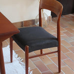 4 chaises scandinaves vintage en teck et tissu noir – style Farstrup