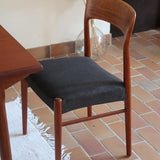 4 chaises scandinaves vintage en teck et tissu noir – style Farstrup