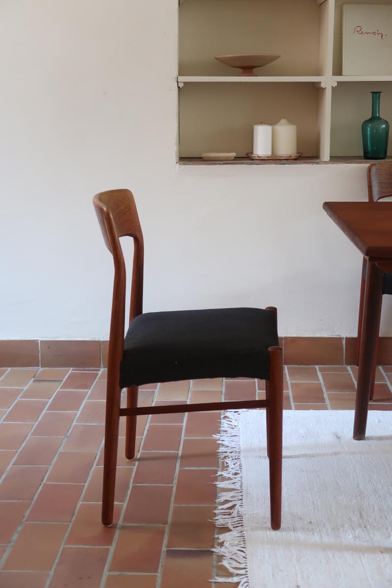 4 chaises scandinaves vintage en teck et tissu noir – style Farstrup
