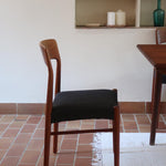 4 chaises scandinaves vintage en teck et tissu noir – style Farstrup