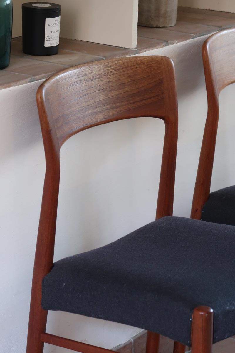 4 chaises scandinaves vintage en teck et tissu noir – style Farstrup