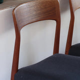 4 chaises scandinaves vintage en teck et tissu noir – style Farstrup