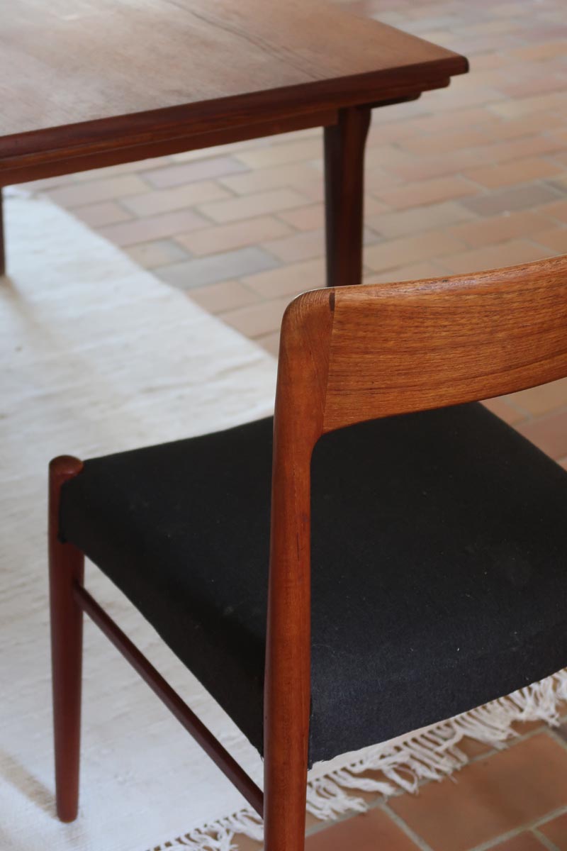 4 chaises scandinaves vintage en teck et tissu noir – style Farstrup