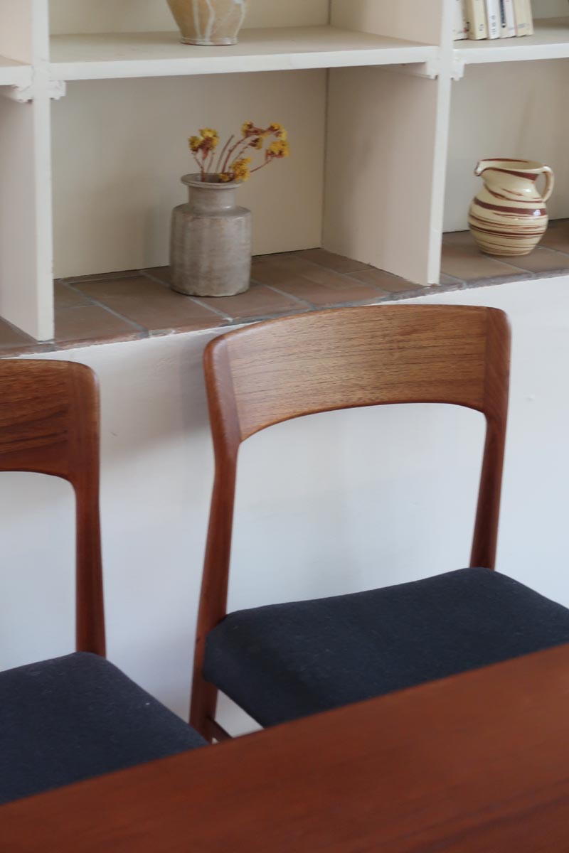 4 chaises scandinaves vintage en teck et tissu noir – style Farstrup