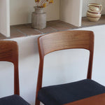 4 chaises scandinaves vintage en teck et tissu noir – style Farstrup