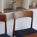 4 chaises scandinaves vintage en teck et tissu noir – style Farstrup