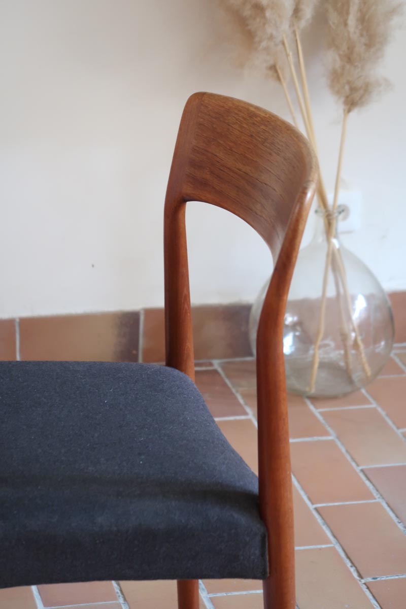 4 chaises scandinaves vintage en teck et tissu noir – style Farstrup