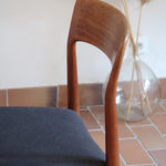 4 chaises scandinaves vintage en teck et tissu noir – style Farstrup