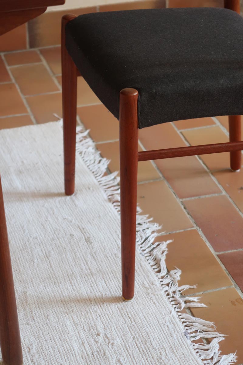 4 chaises scandinaves vintage en teck et tissu noir – style Farstrup