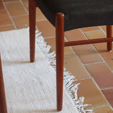 4 chaises scandinaves vintage en teck et tissu noir – style Farstrup