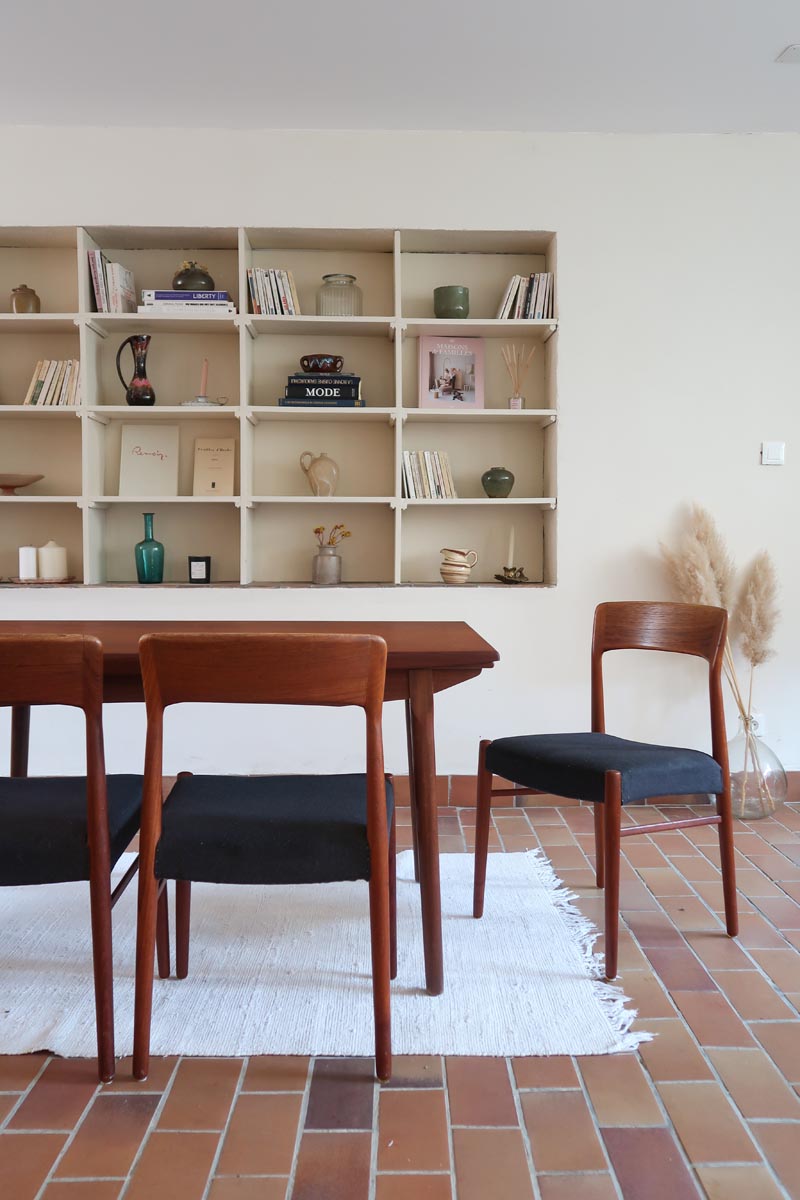 4 chaises scandinaves vintage en teck et tissu noir – style Farstrup