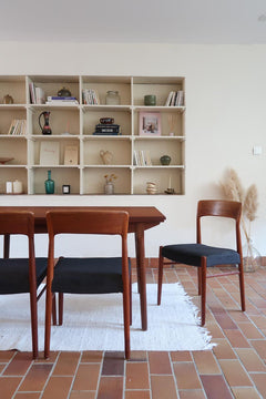 4 chaises scandinaves vintage en teck et tissu noir – style Farstrup