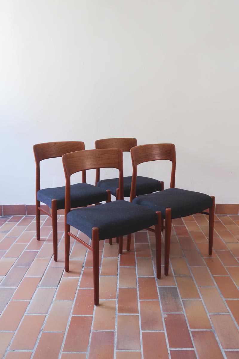 4 chaises scandinaves vintage en teck et tissu noir – style Farstrup