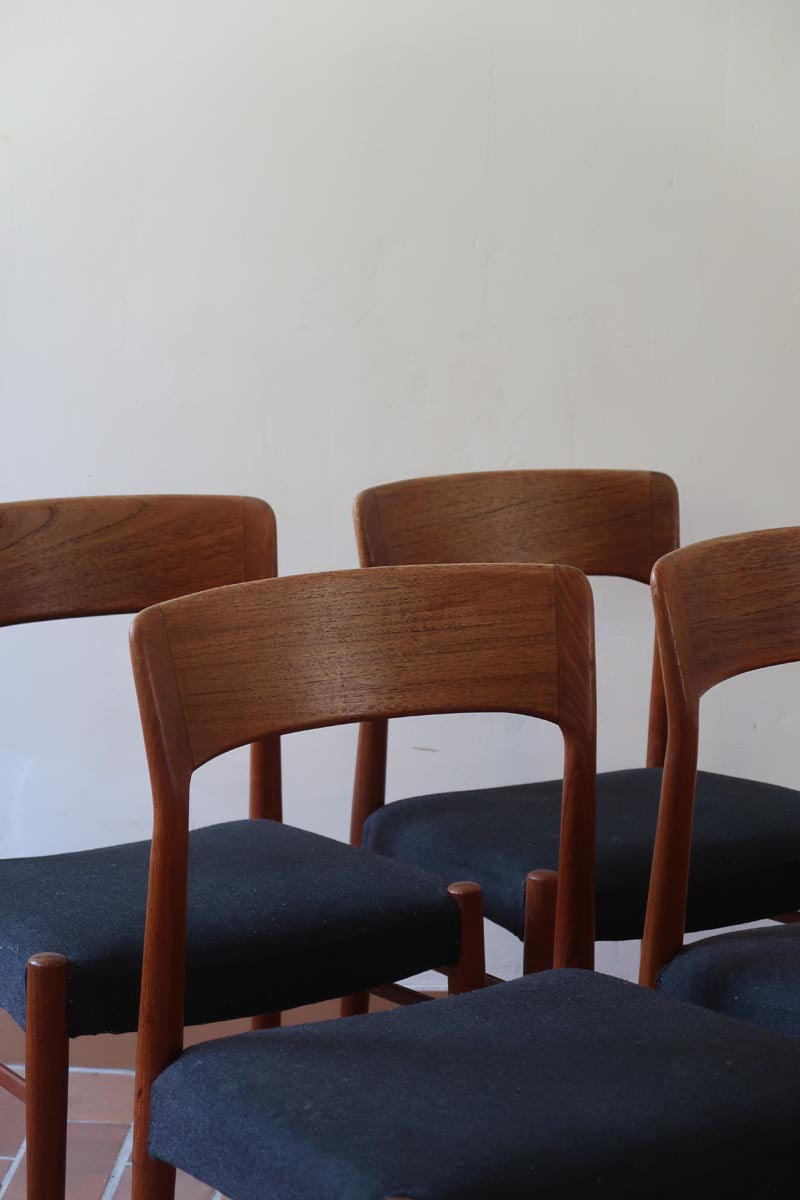 4 chaises scandinaves vintage en teck et tissu noir – style Farstrup