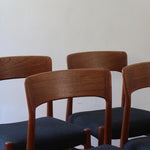 4 chaises scandinaves vintage en teck et tissu noir – style Farstrup