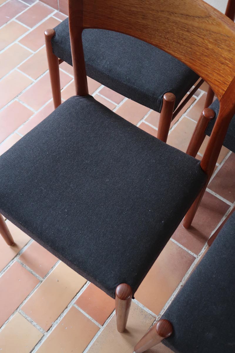 4 chaises scandinaves vintage en teck et tissu noir – style Farstrup