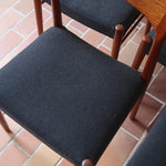 4 chaises scandinaves vintage en teck et tissu noir – style Farstrup