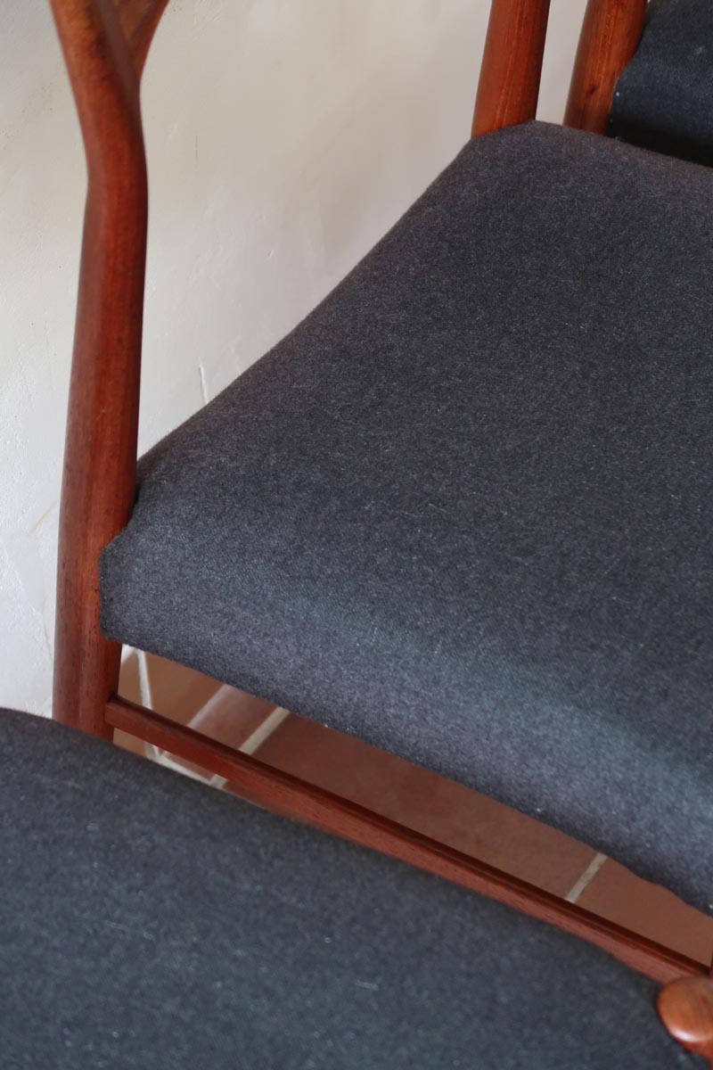 4 chaises scandinaves vintage en teck et tissu noir – style Farstrup