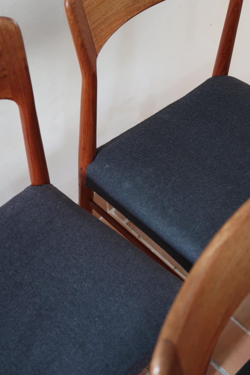 4 chaises scandinaves vintage en teck et tissu noir – style Farstrup