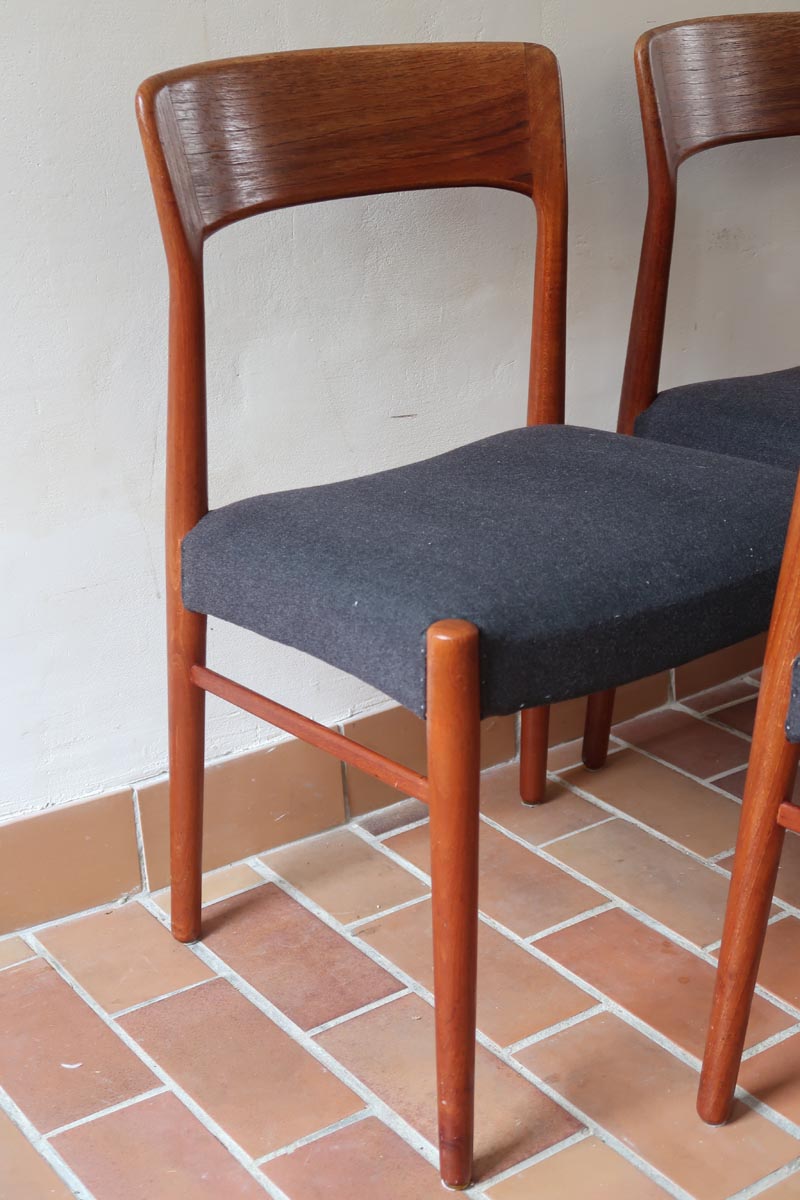 4 chaises scandinaves vintage en teck et tissu noir – style Farstrup