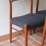 4 chaises scandinaves vintage en teck et tissu noir – style Farstrup