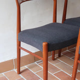 4 chaises scandinaves vintage en teck et tissu noir – style Farstrup