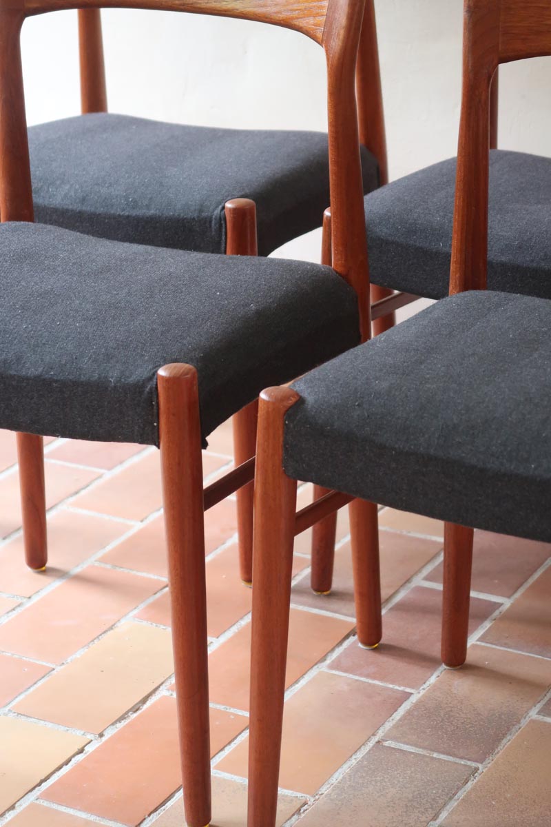 4 chaises scandinaves vintage en teck et tissu noir – style Farstrup