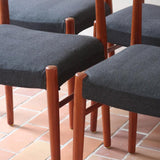 4 chaises scandinaves vintage en teck et tissu noir – style Farstrup