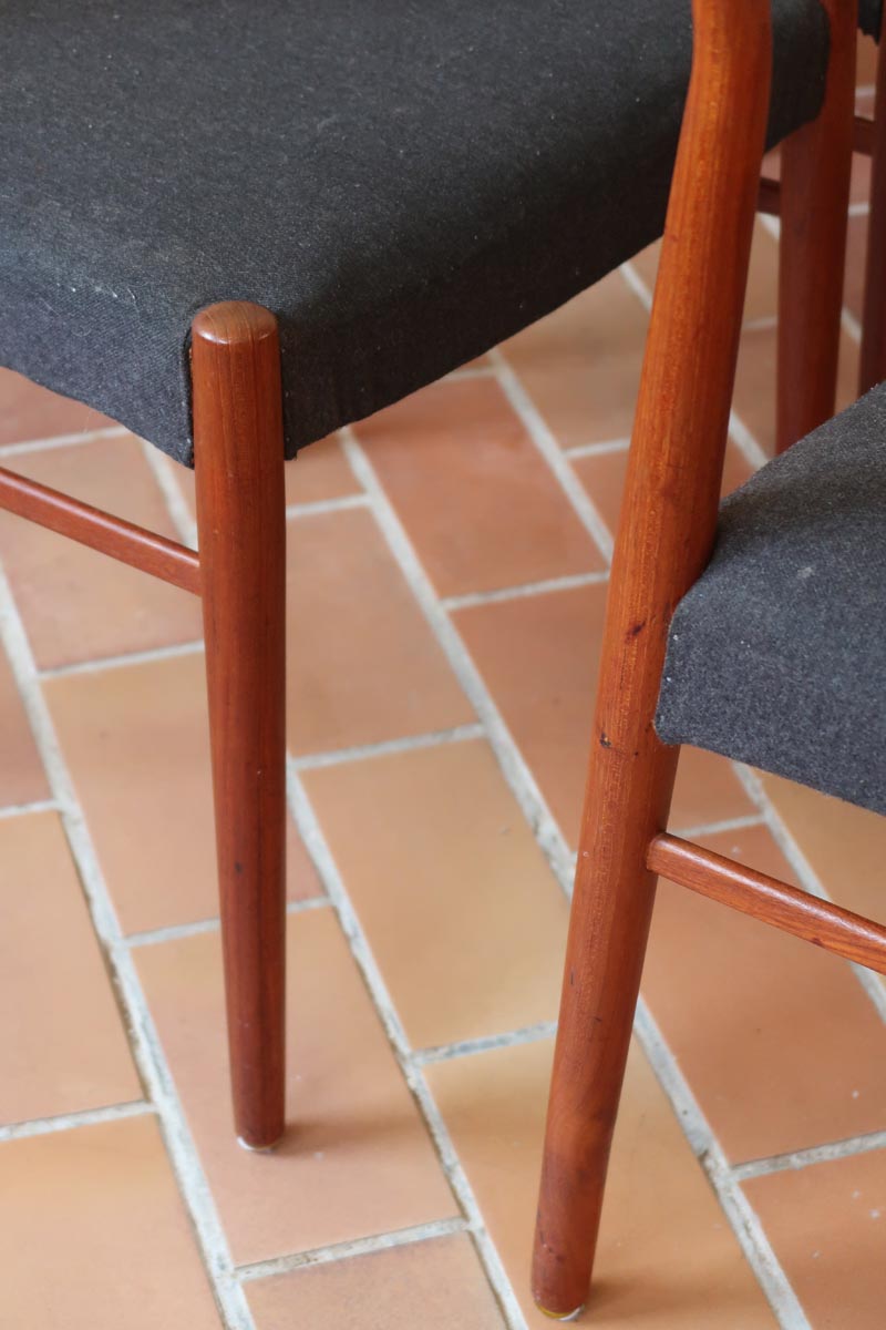 4 chaises scandinaves vintage en teck et tissu noir – style Farstrup