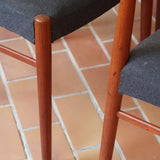 4 chaises scandinaves vintage en teck et tissu noir – style Farstrup