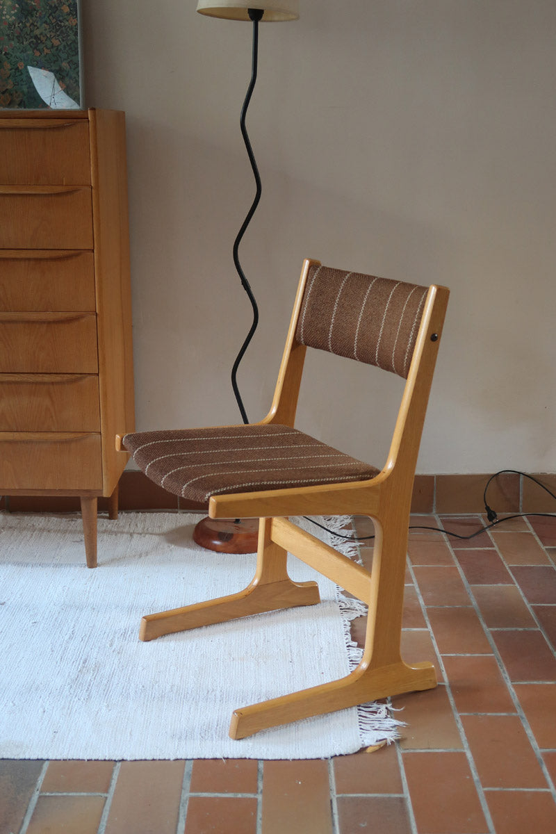 4 chaises scandinaves Farstrup en hêtre clair avec assise et dossier en tissu brun rayé, design danois années 70.