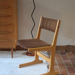 4 chaises scandinaves Farstrup en hêtre clair avec assise et dossier en tissu brun rayé, design danois années 70.