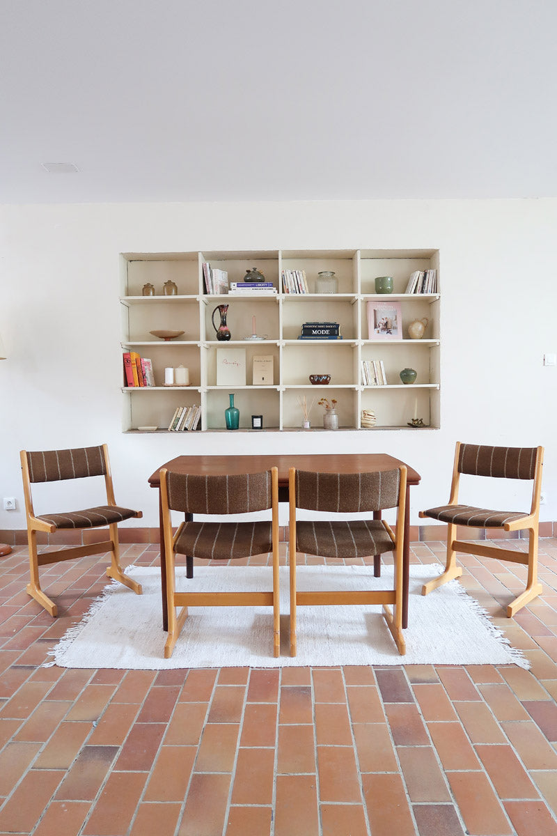 4 chaises scandinaves Farstrup en hêtre clair avec assise et dossier en tissu brun rayé, design danois années 70.