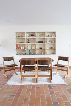 4 chaises scandinaves Farstrup en hêtre clair avec assise et dossier en tissu brun rayé, design danois années 70.