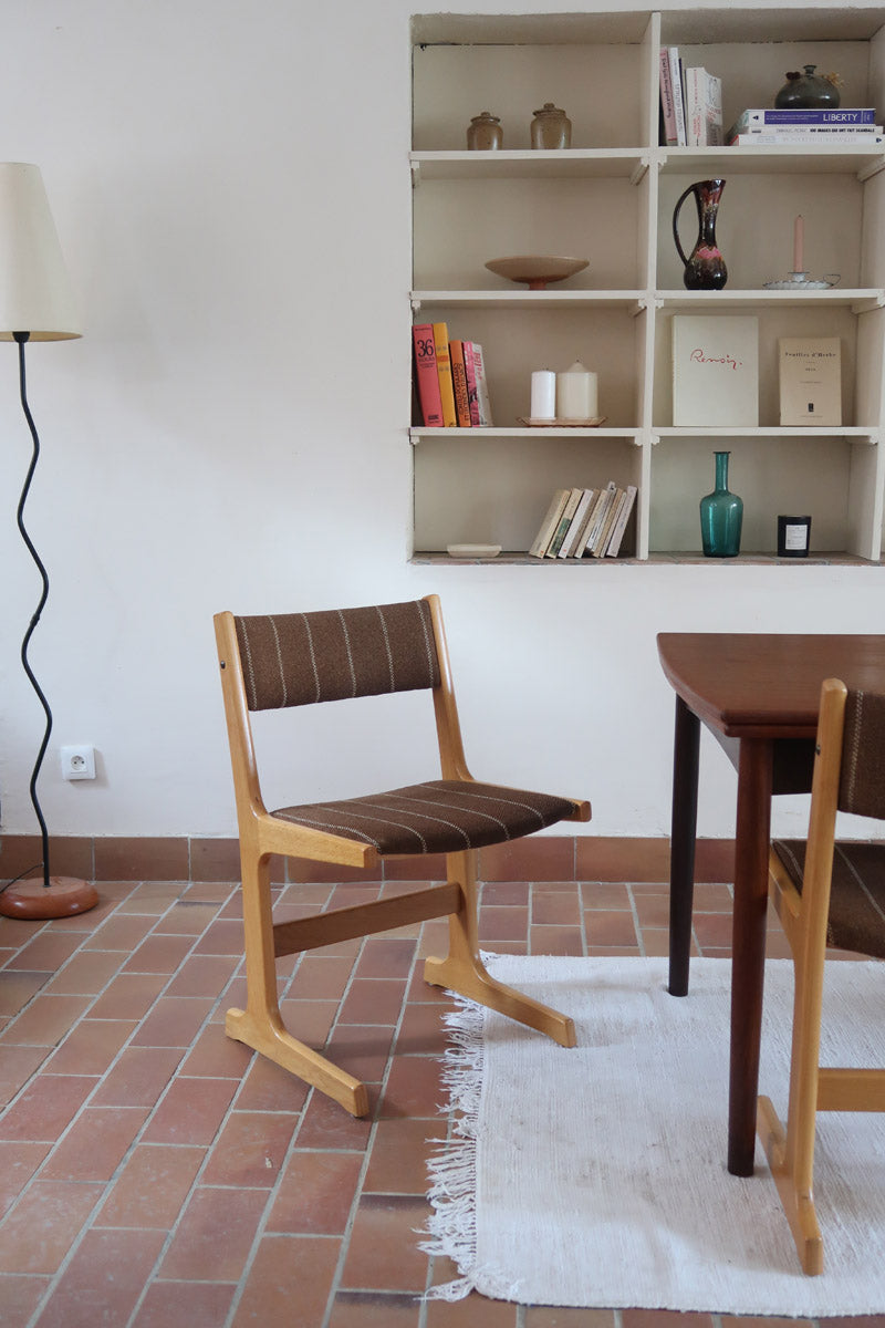 4 chaises scandinaves Farstrup en hêtre clair avec assise et dossier en tissu brun rayé, design danois années 70.
