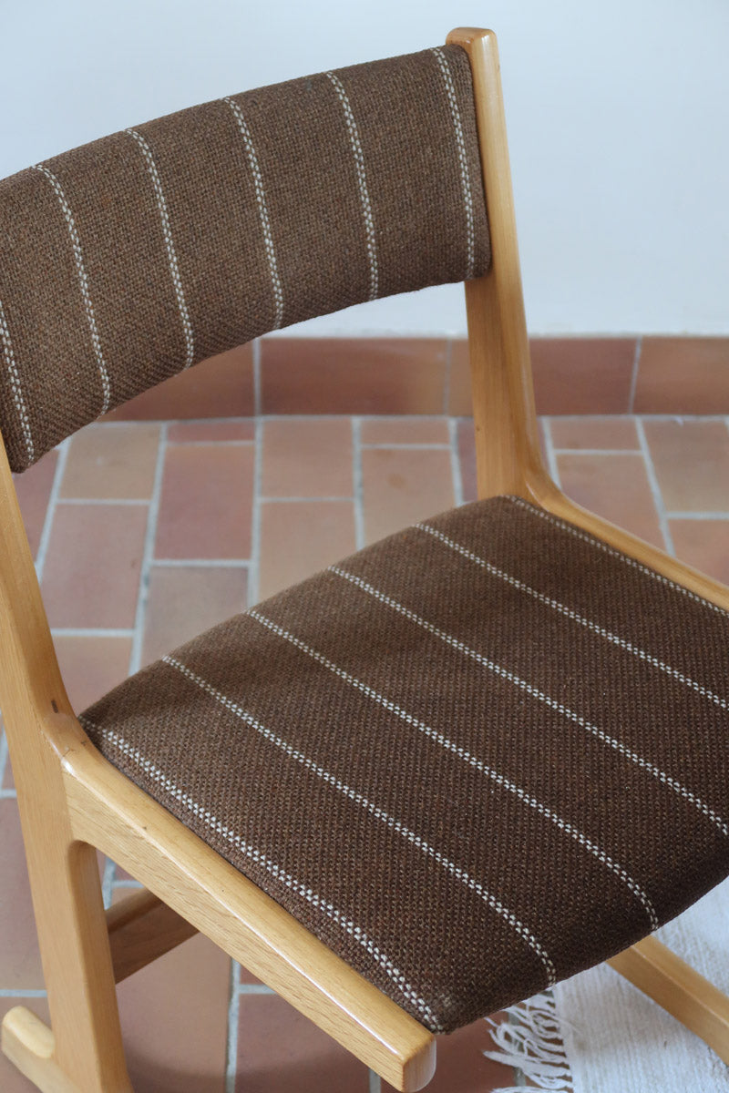 4 chaises scandinaves Farstrup en hêtre clair avec assise et dossier en tissu brun rayé, design danois années 70.