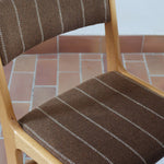 4 chaises scandinaves Farstrup en hêtre clair avec assise et dossier en tissu brun rayé, design danois années 70.