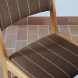 4 chaises scandinaves Farstrup en hêtre clair avec assise et dossier en tissu brun rayé, design danois années 70.
