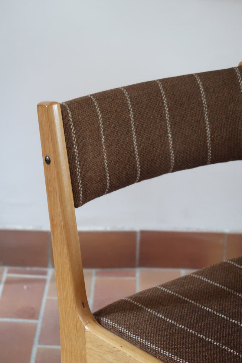 4 chaises scandinaves Farstrup en hêtre clair avec assise et dossier en tissu brun rayé, design danois années 70.