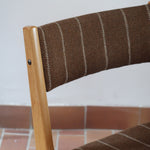 4 chaises scandinaves Farstrup en hêtre clair avec assise et dossier en tissu brun rayé, design danois années 70.