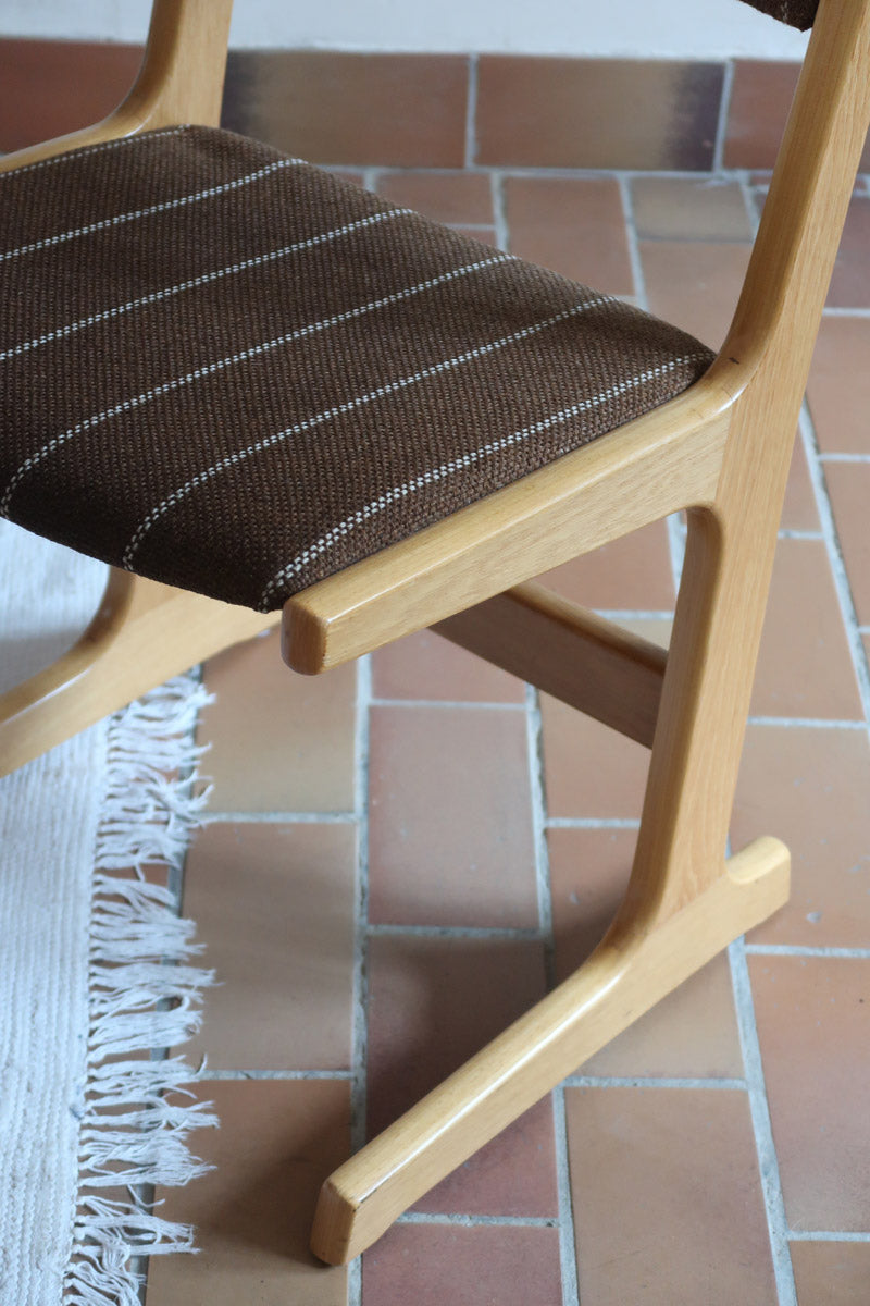 4 chaises scandinaves Farstrup en hêtre clair avec assise et dossier en tissu brun rayé, design danois années 70.