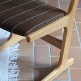 4 chaises scandinaves Farstrup en hêtre clair avec assise et dossier en tissu brun rayé, design danois années 70.
