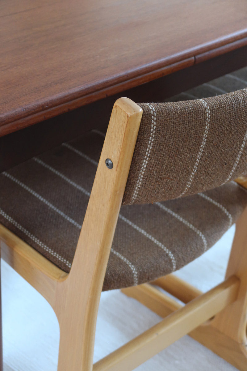 4 chaises scandinaves Farstrup en hêtre clair avec assise et dossier en tissu brun rayé, design danois années 70.