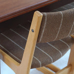 4 chaises scandinaves Farstrup en hêtre clair avec assise et dossier en tissu brun rayé, design danois années 70.