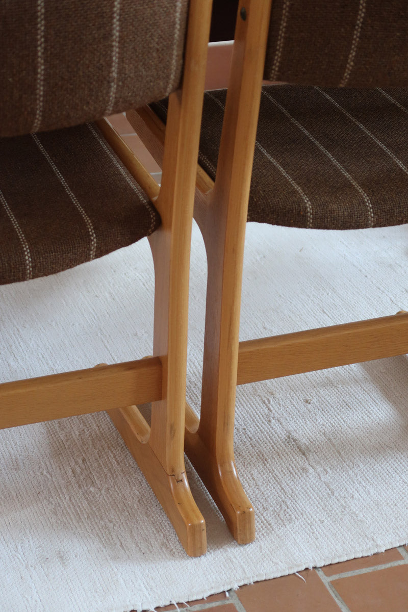 4 chaises scandinaves Farstrup en hêtre clair avec assise et dossier en tissu brun rayé, design danois années 70.