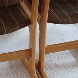 4 chaises scandinaves Farstrup en hêtre clair avec assise et dossier en tissu brun rayé, design danois années 70.